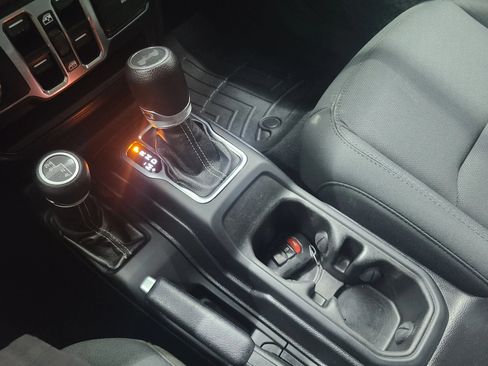 Used 2020 Jeep Wrangler Unlimited Sahara AWD/4WD image 32