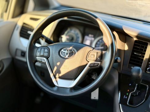 Used 2019 Toyota Sienna LE w/ Carpet Mat Package FWD image 25