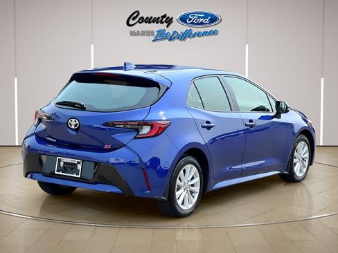 Used 2025 Toyota Corolla SE w/ SE Package FWD image 7