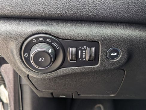 Used 2016 Chrysler 200 S w/ Navigation & Sound Group I image 23