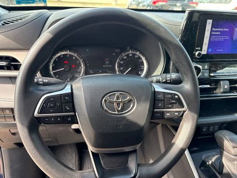 Used 2023 Toyota Highlander L FWD image 15