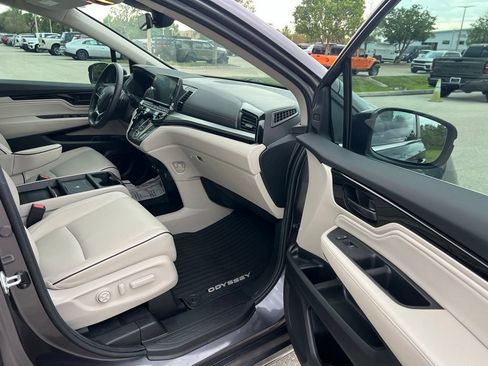 Used 2025 Honda Odyssey Touring image 11