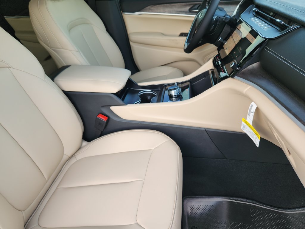 New 2026 Jeep Grand Cherokee Limited w/ Limited Altitude Package AWD/4WD image 11