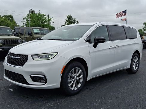 Used 2026 Chrysler Pacifica Select AWD/4WD image 1