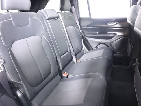 Used 2024 Jeep Grand Cherokee Laredo AWD/4WD image 39