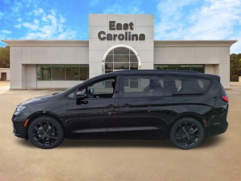 New 2026 Chrysler Pacifica Limited w/ S Appearance Package image 6