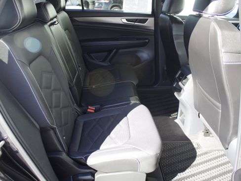 Used 2024 Volkswagen Atlas Cross Sport SE image 31