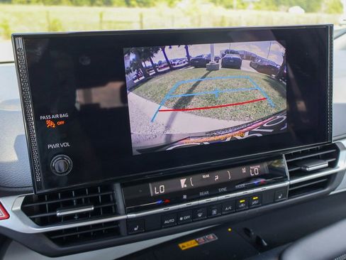 Used 2025 Toyota Sienna XLE FWD image 4