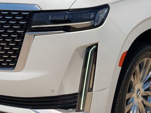 Used 2022 Cadillac Escalade Luxury w/ LPO, Illumination Package AWD/4WD image 9