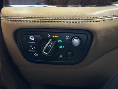 Used 2017 Bentley Bentayga AWD/4WD image 33