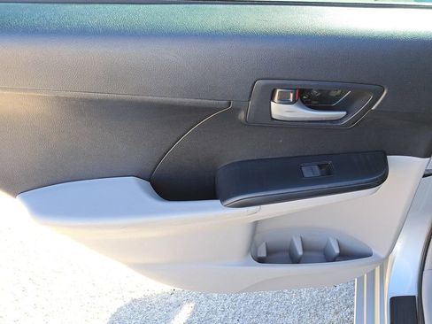 Used 2014 Toyota Camry L image 7
