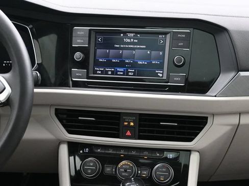 Used 2024 Volkswagen Jetta SE FWD image 16