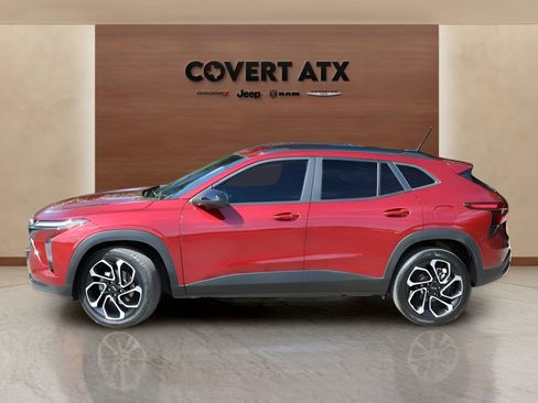 Used 2025 Chevrolet Trax RS FWD image 2