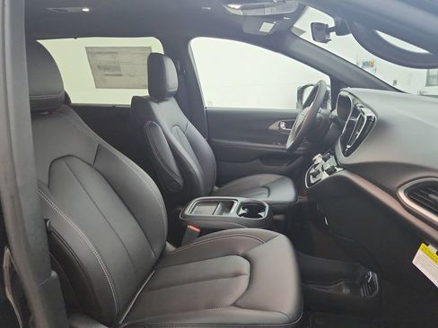 New 2027 Chrysler Pacifica LX FWD image 30