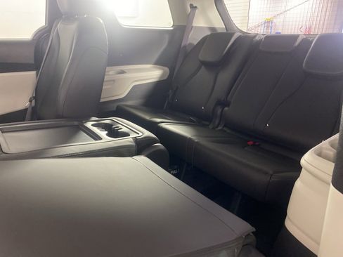 Used 2023 Kia Carnival LX image 29