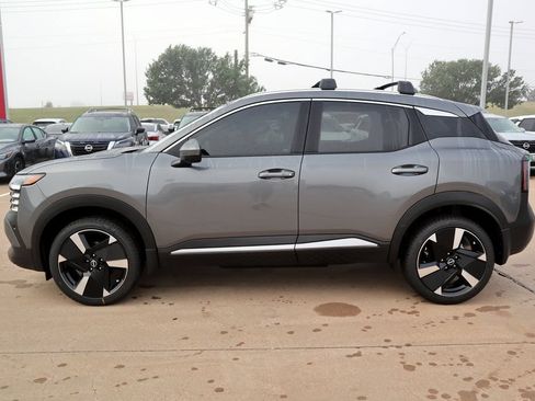 New 2025 Nissan Kicks SR FWD image 2