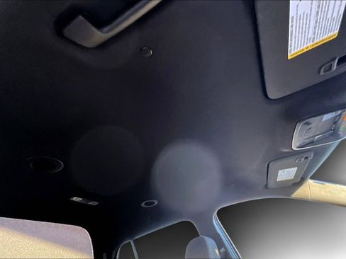 Used 2023 Chevrolet Traverse LT image 30