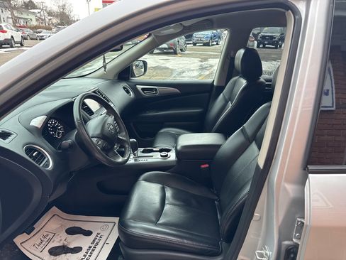 Used 2018 Nissan Pathfinder SL image 16