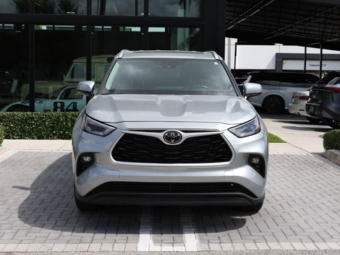 Used 2023 Toyota Highlander XLE FWD image 3