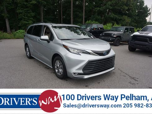 Used 2022 Toyota Sienna XLE FWD image 1