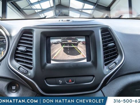 Used 2019 Jeep Cherokee Latitude Plus FWD image 7