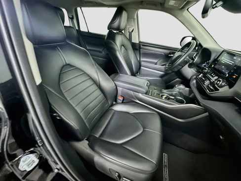 Used 2021 Toyota Highlander XLE FWD image 34