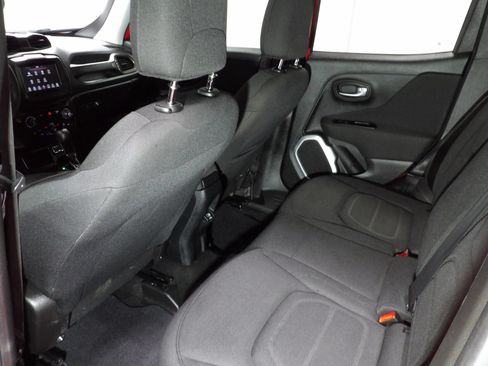 Used 2018 Jeep Renegade Latitude FWD image 11