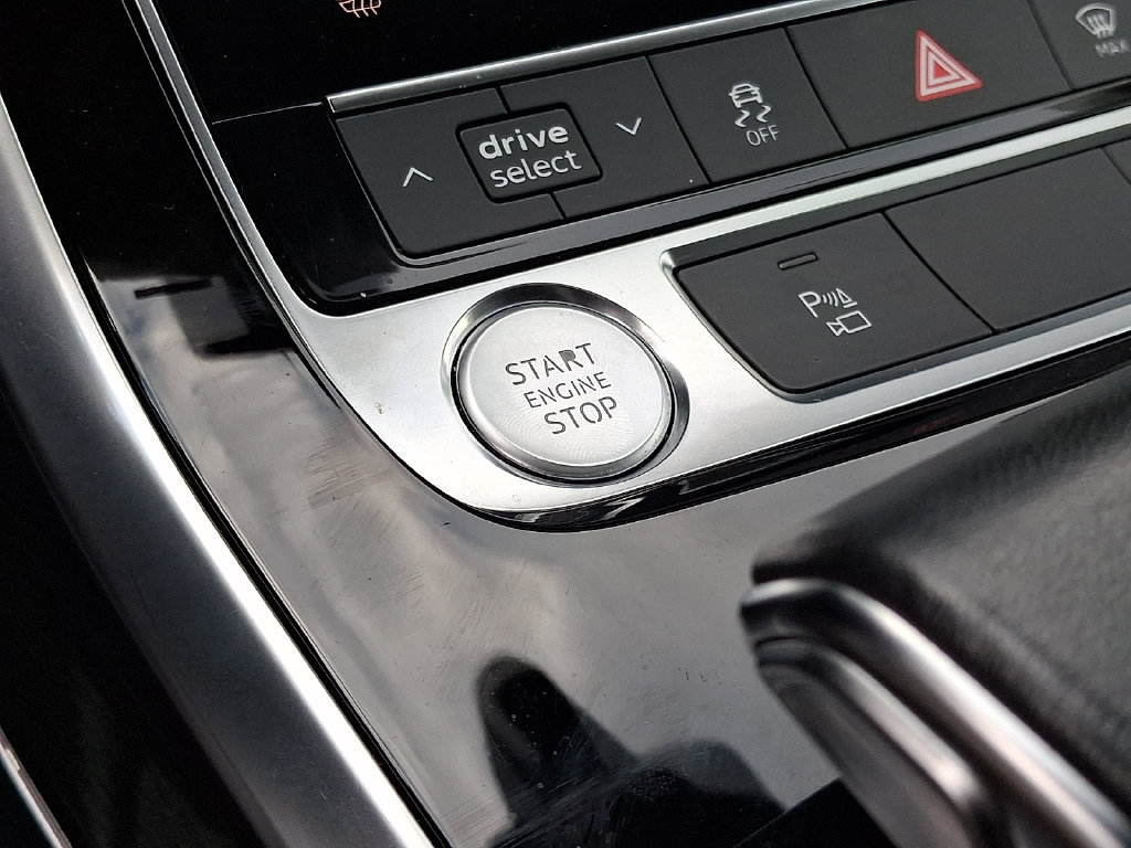 Used 2019 Audi Q8 Premium Plus w/ Premium Plus AWD/4WD image 25