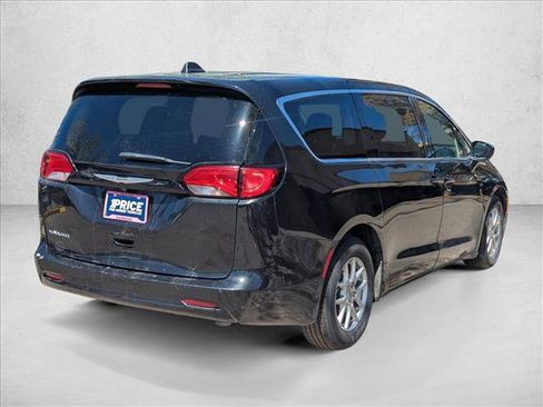 Used 2022 Chrysler Voyager LX FWD image 5