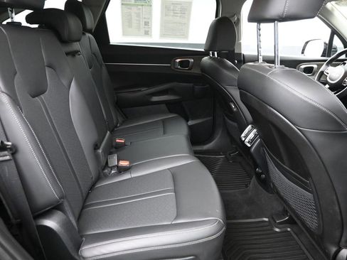 Used 2023 Kia Sorento S image 9