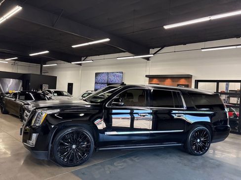 Used 2016 Cadillac Escalade ESV Premium AWD/4WD image 4