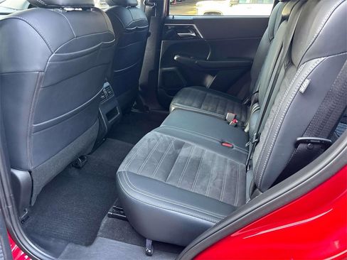 Used 2024 Mitsubishi Outlander SE image 10