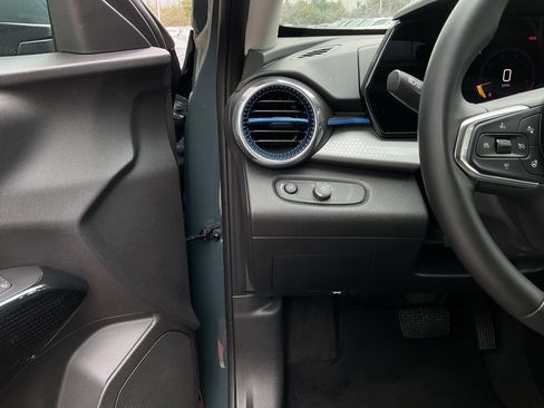 Used 2025 Chevrolet Trax LT w/ LT Convenience Package image 24