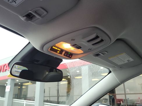 Used 2025 Chevrolet Trax LT w/ Sunroof Package image 30