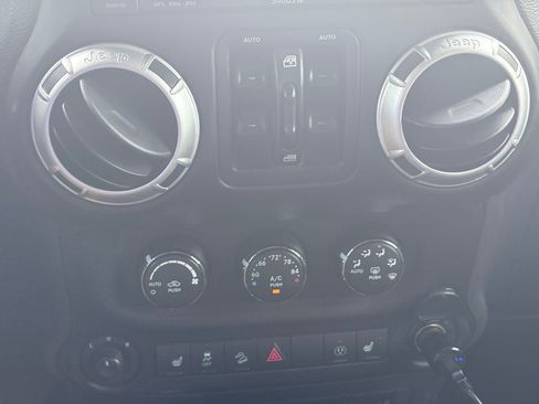 Used 2015 Jeep Wrangler Unlimited Rubicon AWD/4WD image 10