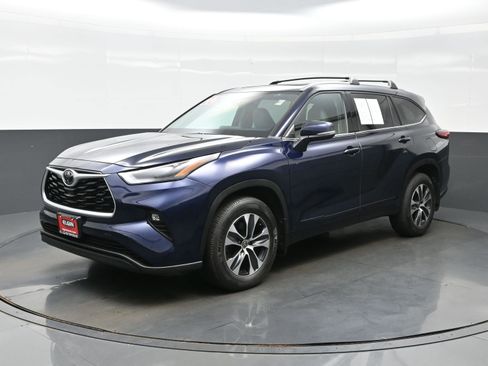 Used 2022 Toyota Highlander XLE AWD/4WD image 2