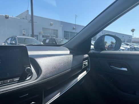 Used 2025 Nissan Rogue SV FWD image 37