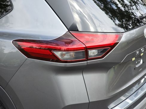 Certified 2023 Nissan Rogue SV FWD image 32