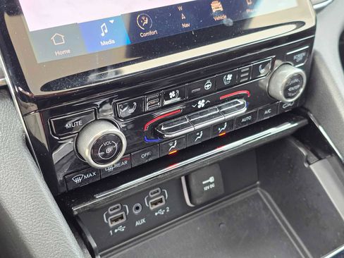 Used 2023 Jeep Grand Cherokee Overland w/ Luxury Tech Group IV image 33