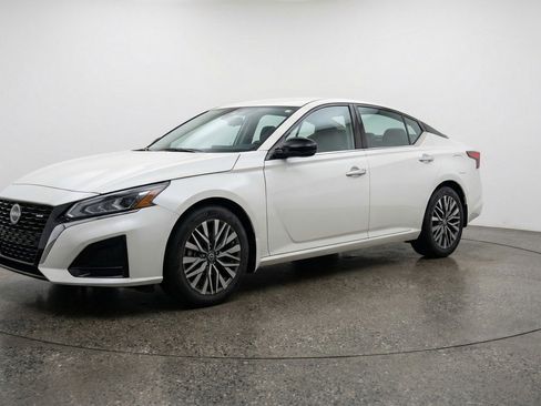 Used 2025 Nissan Altima 2.5 SV FWD image 3