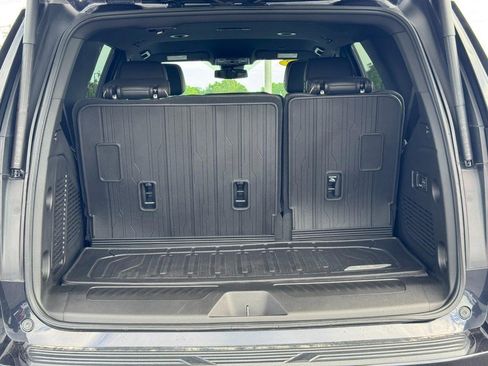 Certified 2023 GMC Yukon SLT w/ SLT Luxury Package AWD/4WD image 4