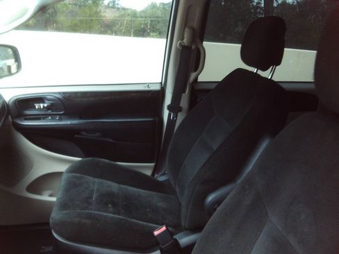 Used 2016 Dodge Grand Caravan American Value Package w/ UConnect Hands-Free Group FWD image 13
