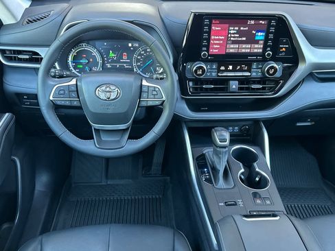 Used 2022 Toyota Highlander XLE AWD/4WD image 15