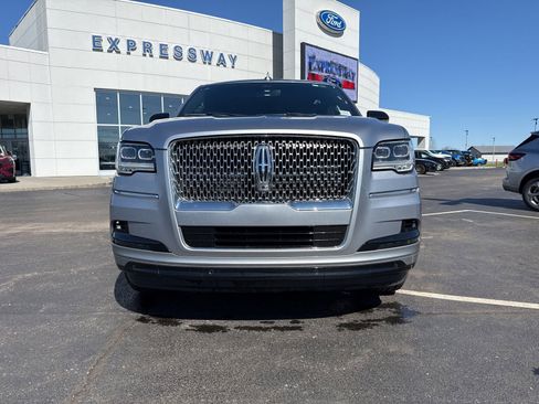 Used 2023 Lincoln Navigator 4WD image 2