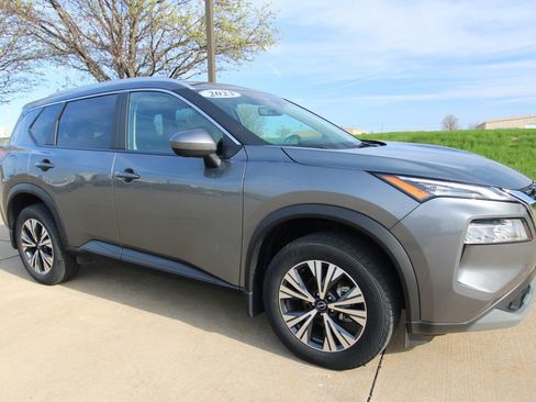 Used 2023 Nissan Rogue SV w/ SV Premium B Package image 3