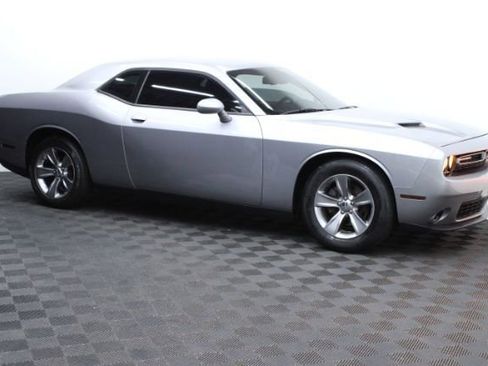Used 2016 Dodge Challenger SXT image 4