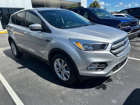 Used 2017 Ford Escape SE FWD image 1