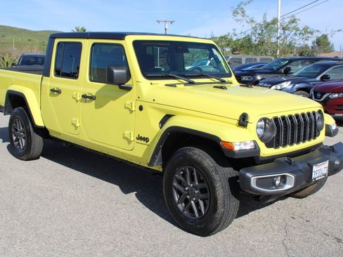 Used 2024 Jeep Gladiator Sport image 3