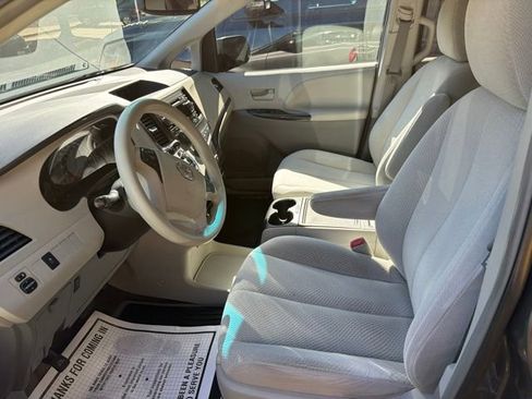 Used 2013 Toyota Sienna LE w/ Towing Pkg FWD image 9