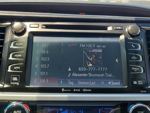 Used 2016 Toyota Highlander Limited w/ Driver Technology Package FWD image 32